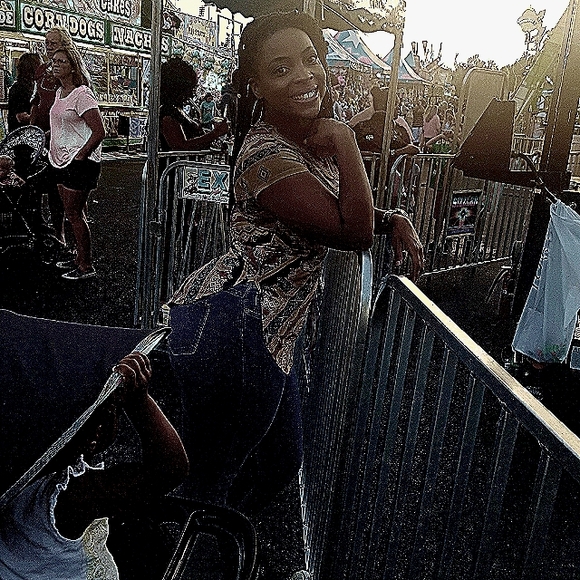 Meet your Posher, Courtney - Picture 3 of 3